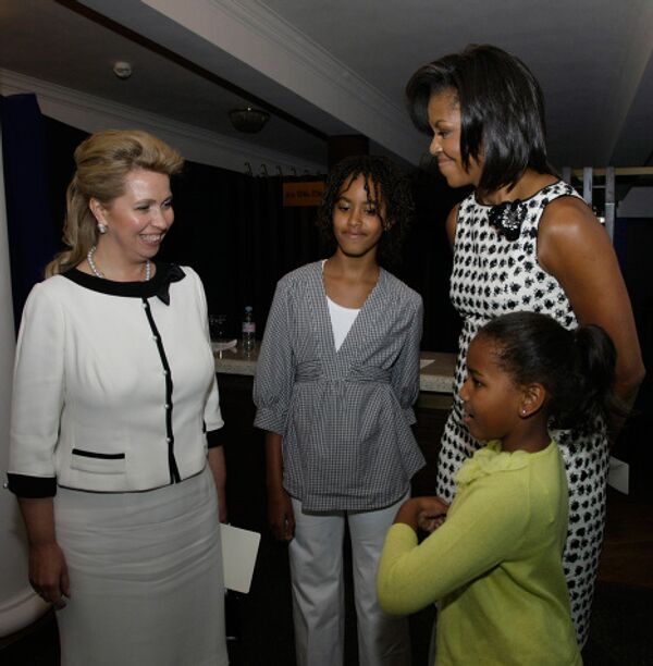 Russia's first lady Svetlana Medvedeva and U.S. first lady Michelle Obama attend charity concert - Sputnik International