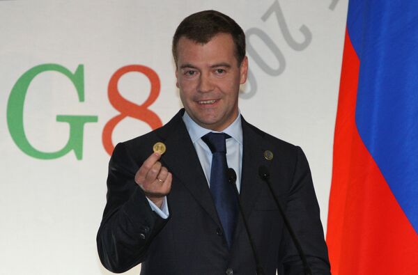 Medvedev given first coin of future supranational currency at G8  - Sputnik International