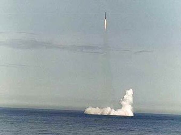 Russian submarine successfully test-launches strategic missile  - Sputnik International
