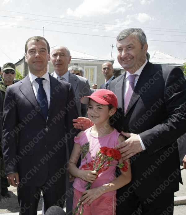 President Dmitry Medvedev visits South Ossetia - Sputnik International