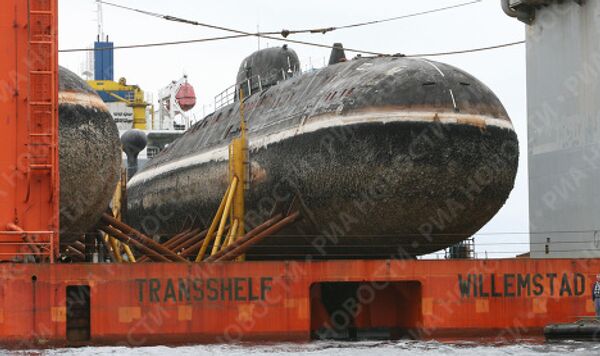 Two nuclear submarines delivered to Zvezda plant for scrapping - Sputnik International