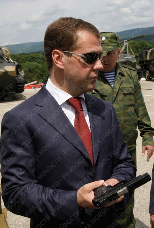 President Medvedev visits the Rayevsky firing range at Novorossiisk Naval base - Sputnik International