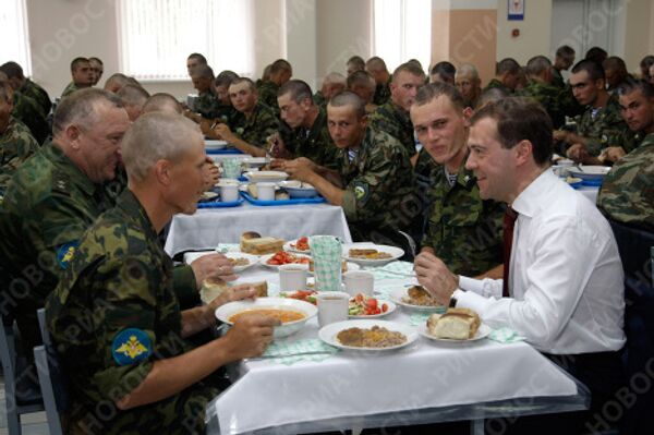 President Medvedev dines with the servicemen of the air assault regiment - Sputnik International