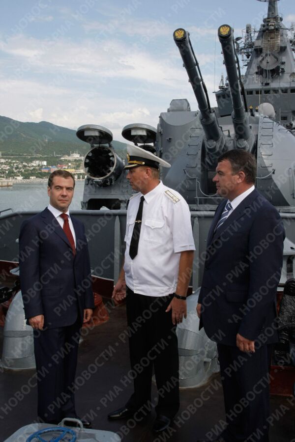 President Medvedev inspects the Moskva missile cruiser  - Sputnik International