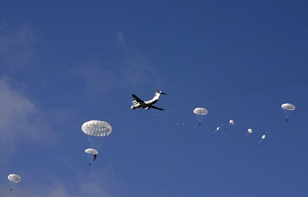 Russian paratroopers to get new weaponry - commander - Sputnik International