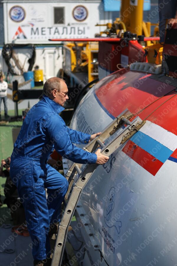 Russian PM Putin dives to bottom of Lake Baikal - Sputnik International