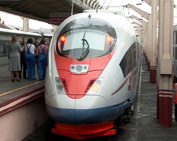 High-speed train sets new  Moscow-St.Petersburg record - Sputnik International