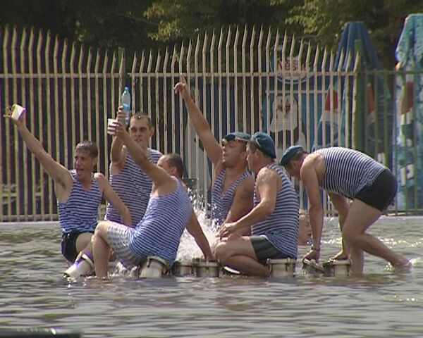 Paratroopers scare vacationers - Sputnik International