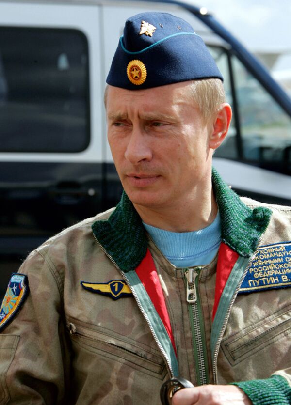 Putin at the Chkalov airfield landing strip - Sputnik International