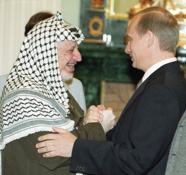 Vladimir Putin and Yasser Arafat  - Sputnik International
