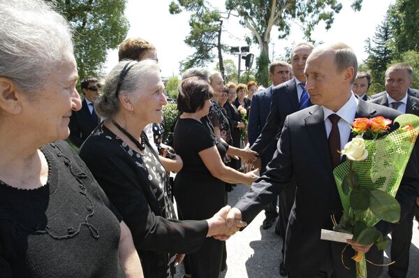 Prime Minister Vladimir Putin speaks to residents of Sukhumi - Sputnik International