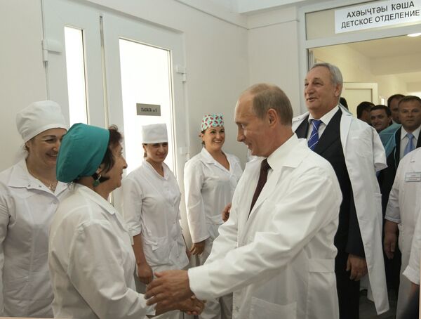 Prime Minister Vladimir Putin at the Sukhumi maternity hospital - Sputnik International