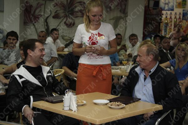 Medvedev and Putin cheer on the Russian football team   - Sputnik International
