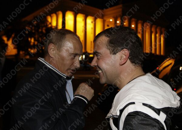 Medvedev and Putin cheer on the Russian football team   - Sputnik International
