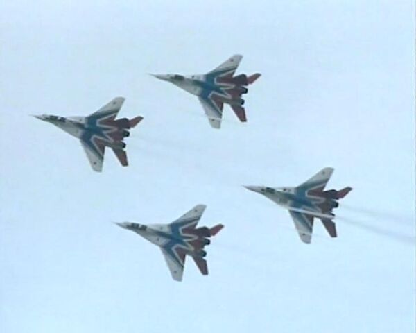 The Swifts performed aerobatics on the first day of the MAKS-2009 air show outside Moscow  - Sputnik International