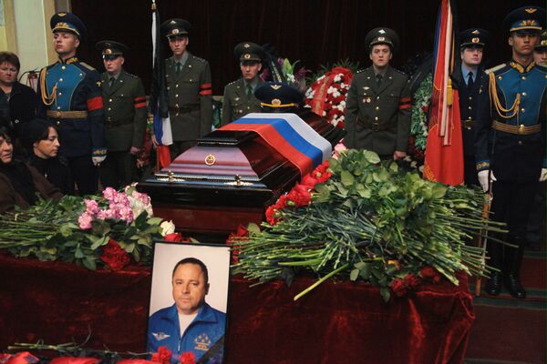 Bidding farewell to Igor Tkachenko, commander of the Russian Knights flying team - Sputnik International
