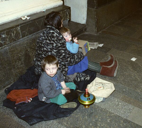 A beggar with children in the metro  - Sputnik International