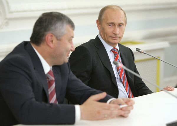 Russian Prime Minister Vladimir Putin and South Ossetian President Eduard Kokoity give press conference - Sputnik International