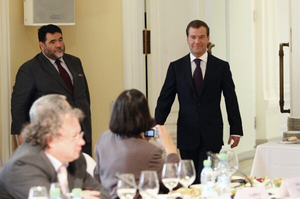 President Dmitry Medvedev meets with members of Valdai Discussion Club at GUM department store - Sputnik International