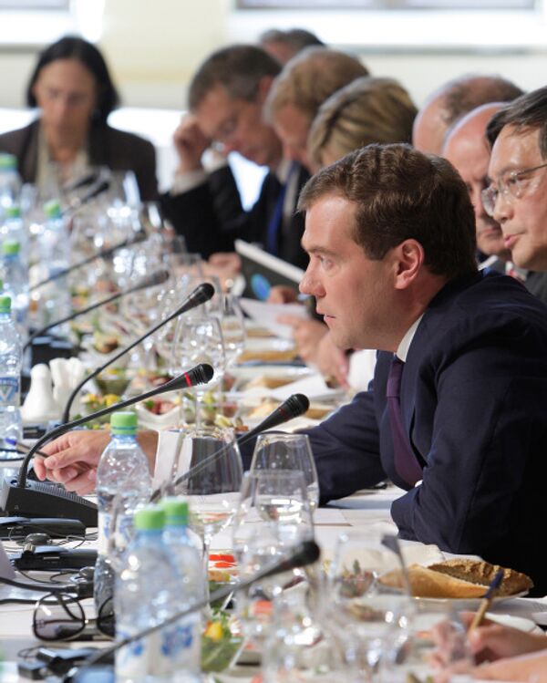 President Dmitry Medvedev meets with members of Valdai Discussion Club - Sputnik International