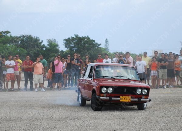 Lada and Moskvich owners put on a show in Havana - Sputnik International