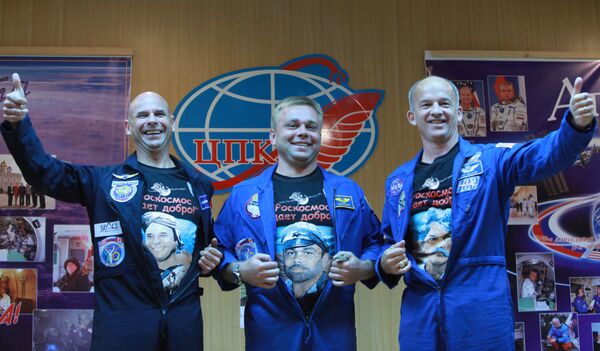 Soyuz TMA-16 will bring U.S. astronaut Jeffrey Williams, Russian cosmonaut Maxim Surayev, and a space tourist, Canadian billionaire Guy Laliberte to the ISS on October 2 - Sputnik International