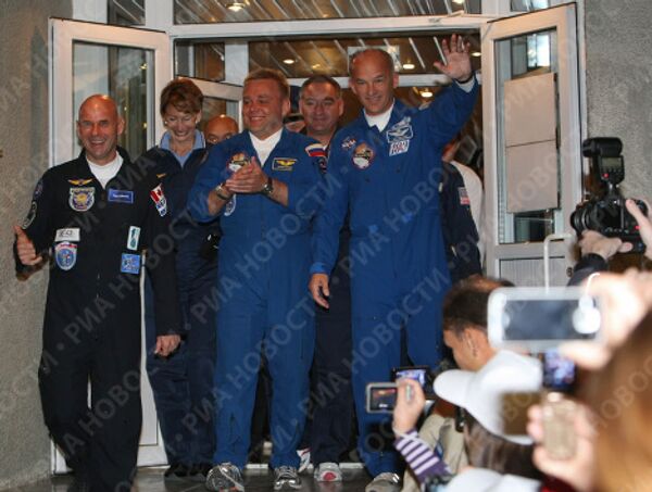 The crew of Expedition 21 to the ISS getting ready for lift-off - Sputnik International
