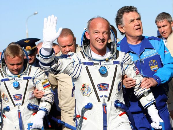 U.S. astronaut Jeffrey Williams, Russian cosmonaut Maxim Surayev, and a space tourist, Canadian billionaire Guy Laliberte. - Sputnik International