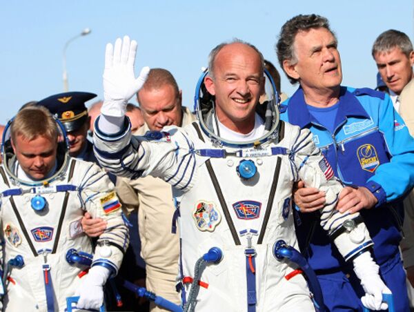 The crew of Expedition 21 to the ISS getting ready for lift-off - Sputnik International