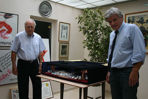 Moulin Rouge turns 120, features Russian can-canм - Sputnik International