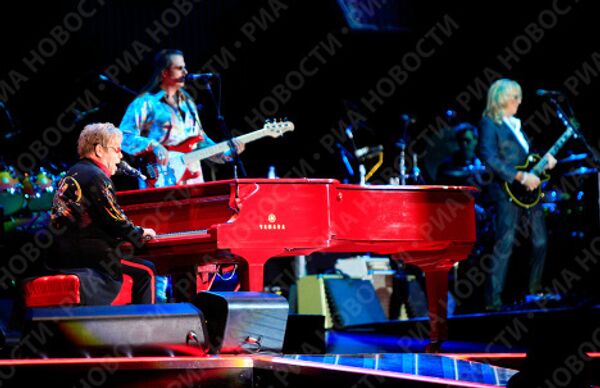Elton John takes to the keyboard of his “Red Piano” in Moscow  - Sputnik International