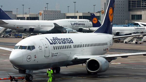 Flight attendants for Germany's largest air carrier Lufthansa will hold strikes starting on Friday - Sputnik International