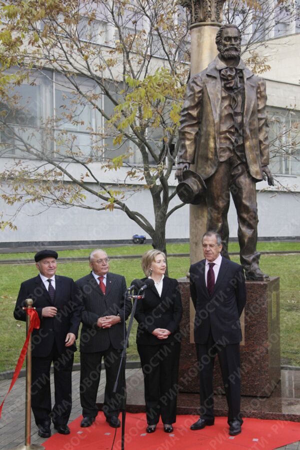 Yury Luzhkov, Viktor Sadovnichy, Hillary Clinton, Sergei Lavrov attend ceremony of unveiling monument to American poet Walt Whitman - Sputnik International