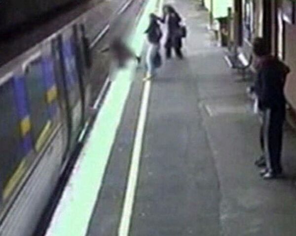 Baby hit by train, and survived - Sputnik International