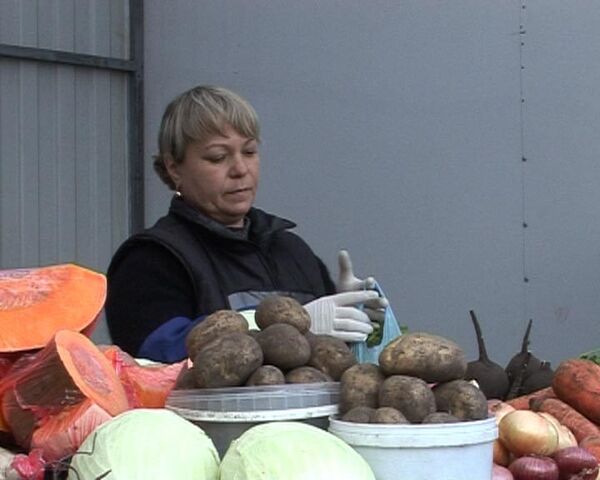 A portrait of a rural Cinderella with two college degrees working in a marketplace  - Sputnik International