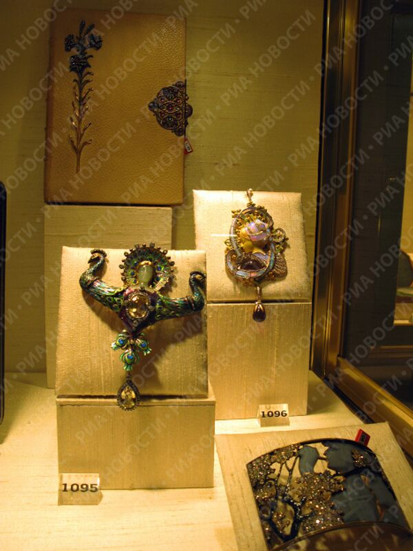 Diamonds, sapphires and emeralds at Christie’s Auction House   - Sputnik International