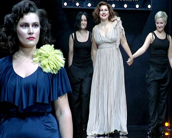 Women with curvaceous forms on the catwalk: the Chistova&Endourova collection - Sputnik International