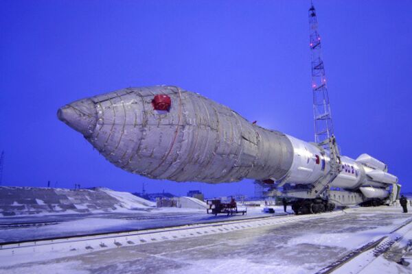 A Proton M booster rocket with three Glonass M navigation satellites - Sputnik International