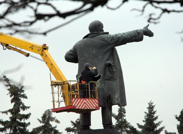 Lenin statue in western Russia vandalized with orange paint  - Sputnik International