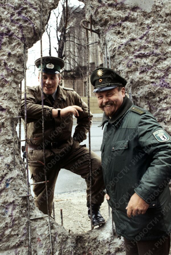 Border guards from the GDR and FRG - Sputnik International