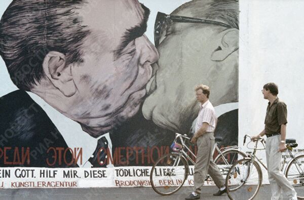 Graffiti on the Berlin Wall - Sputnik International
