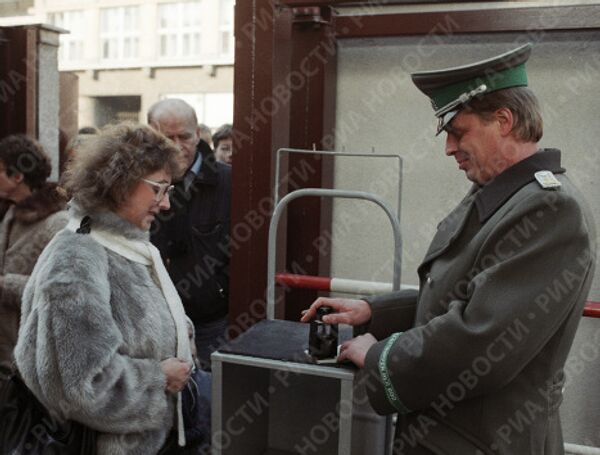 A border guard from the GDR - Sputnik International