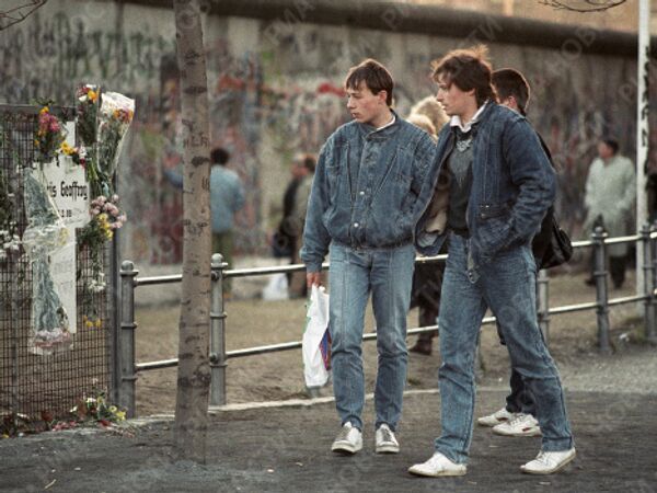 Berliners near the wall - Sputnik International