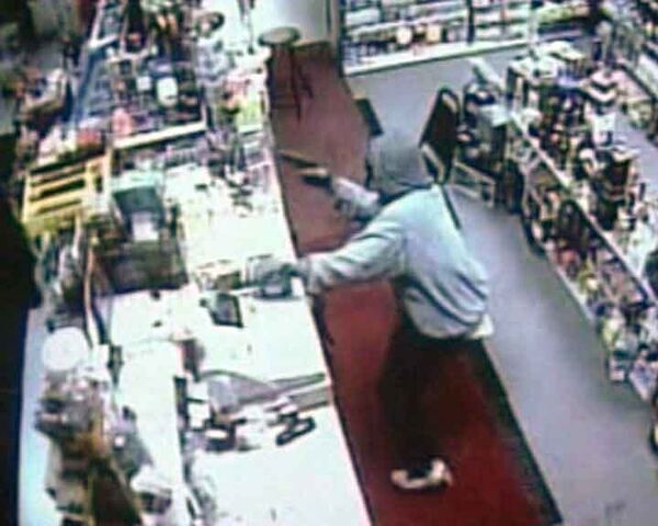 A shot store owner defends shop  - Sputnik International