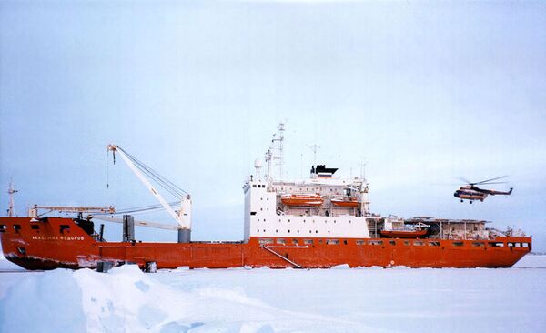  Icebreaker trapped in ice in Arctic, 105 passengers safe  - Sputnik International