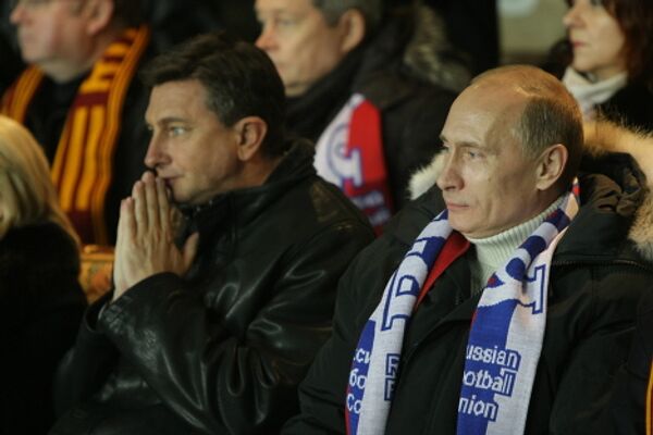 Dmitry Medvedev, Vladimir Putin and other football fans watch Russia vs. Slovenia - Sputnik International