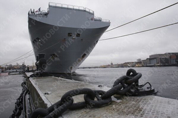 France’s Mistral amphibious assault ship visits St. Petersburg - Sputnik International