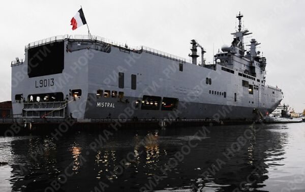 France’s Mistral amphibious assault ship visits St. Petersburg - Sputnik International