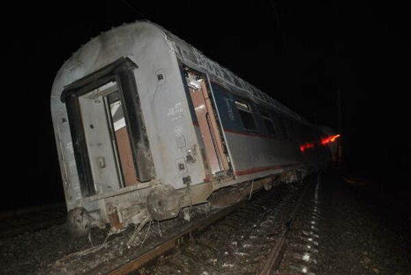 Three cars of a Nevsky Express train bound from Moscow to St. Petersburg went off the tracks on Friday evening near the town of Bologoye, killing 25 and injuring 95 people. - Sputnik International