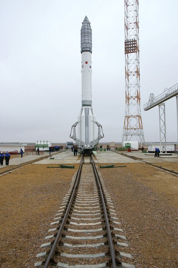 Installing a Proton-M rocket with the Briz-M transfer orbit stage on the launch pad - Sputnik International